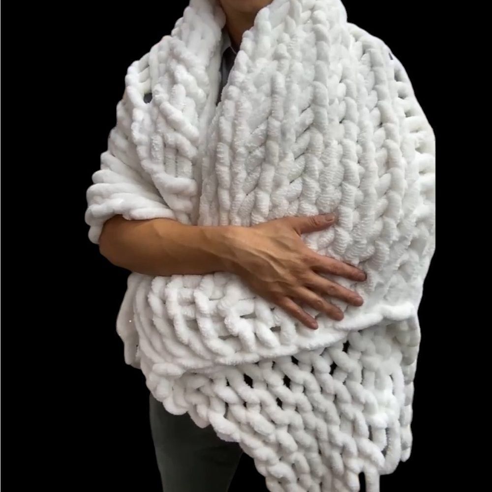 AVIVA STANOFF MARSHMALLOW POLYESTER THROW